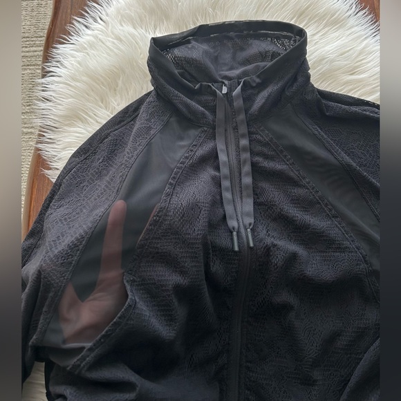 Size 6 Lululemon In Depth Jacket *Lace Black - Picture 6 of 9
